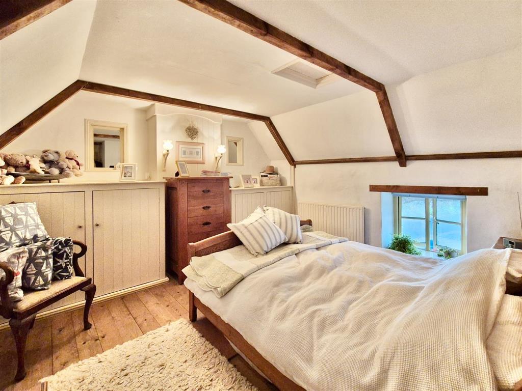 Lot: 109 - THATCHED DECEPTIVELY SPACIOUS DETACHED COTTAGE WITH GARDENS AND PARKING - Double bedroom